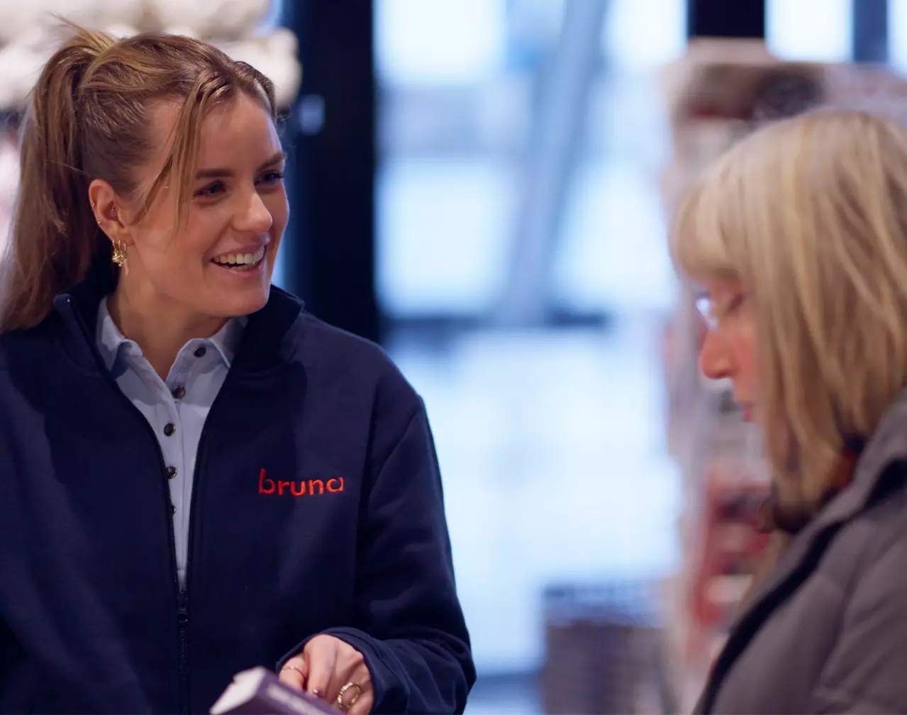 Bruna-medewerker helpt een klant in de winkel